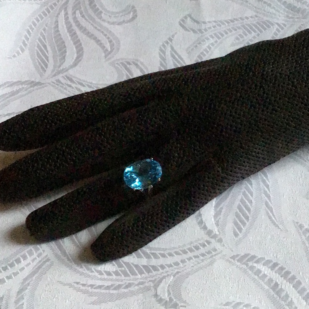 10 KT white gold Swiss Blue Topaz ring